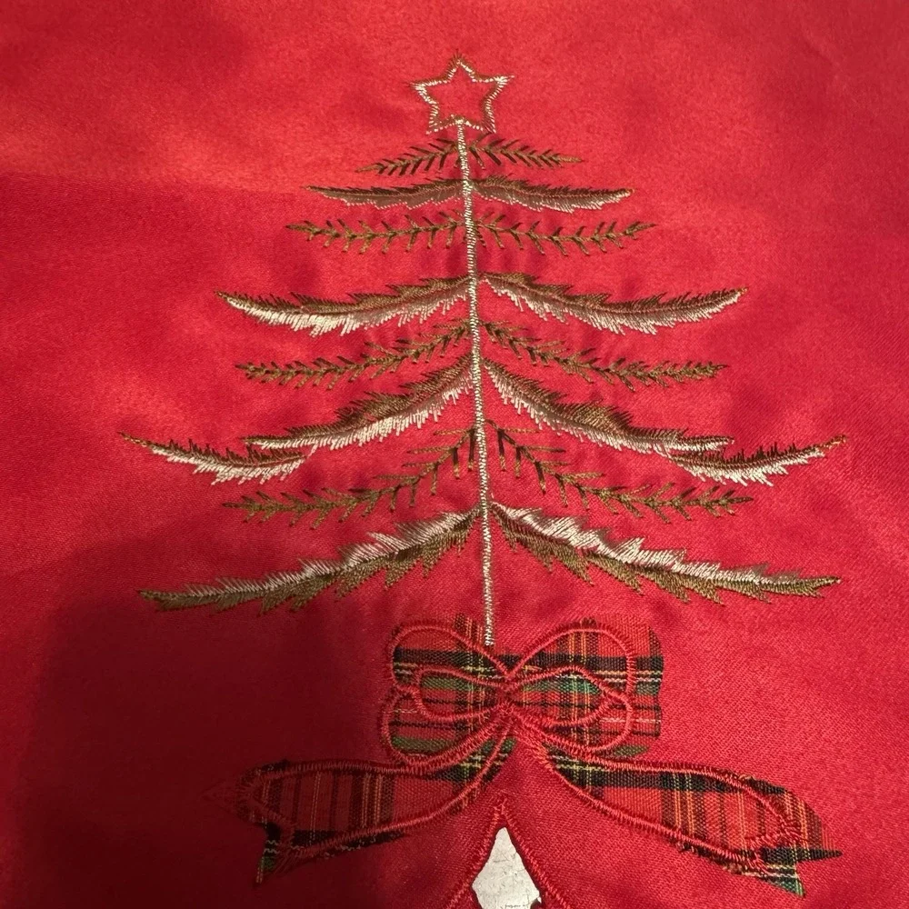 Placemats Set of 2 Home 15in Red Christmas Tree Embroidered‎ Scalloped Bow